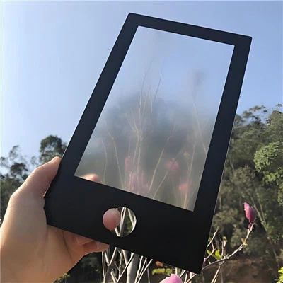 Che aspetto ha il vetro inciso AG in diverse condizioni di illuminazione?